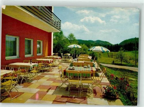 Ittling Pension Sonnenhof Terrasse Sonnenschirm Blumen