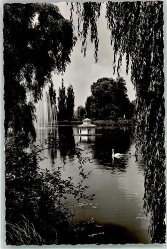 Zweibrücken Rosengarten mit Schwanenteich und Wasserfontaine