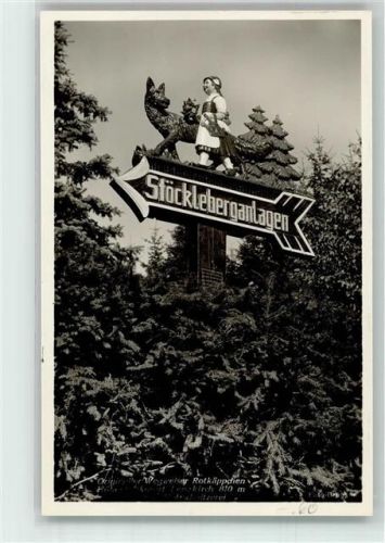 Lenzkirch Holzgeschnitzter Wegweiser zu den Stöckleberganlagen mit Rotkäppchen und der böse Wolf Fotograf Brugger