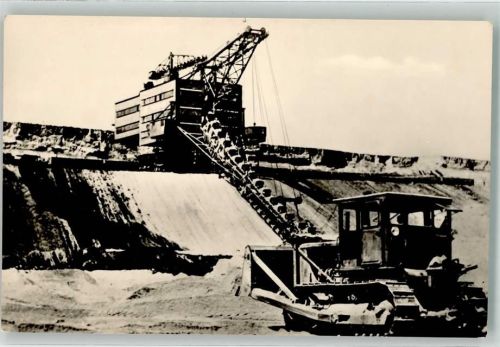Bagger Vordergrund sowjetische Planierraupe Bild Nr.7