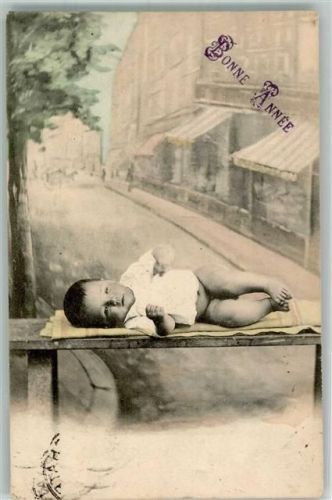 1908 Neujahr Bonne Annee Auf einer Bank liegendes Baby vor der Silhouette einer Geschäftsstraße