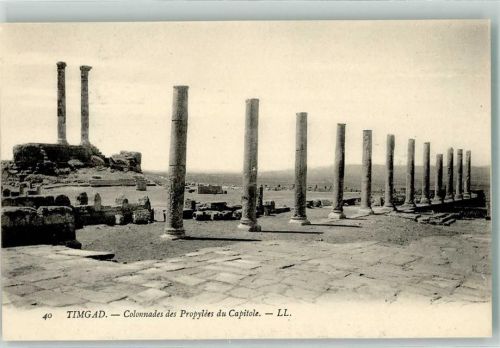 Timgad Denkmal Colonnades des Propylees du Capitole