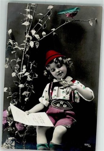 1909 Kind in Lederhose mit Notenblatt und Vogel in der Hand