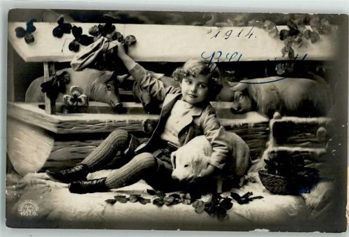 1914 Ein Kind inmitten von künstlichen Schweinen und Glücksklee Fotostudioaufnahme R & K L 4957/6