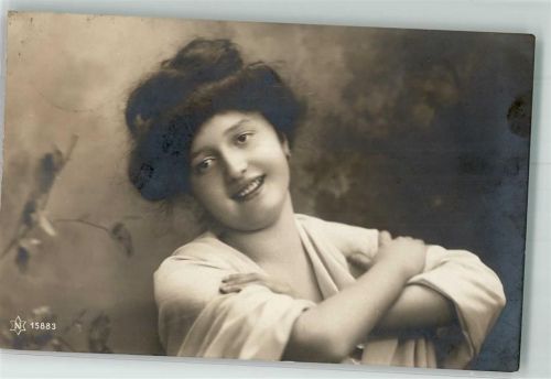 1900 Junge Frau mit hochtoupierten Haaren