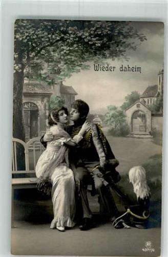 Nr. 4377/6 Junge Frau empfängt ihren gesund heimgekommen Mann in Husarenuniform Fotostudioaufnahme
