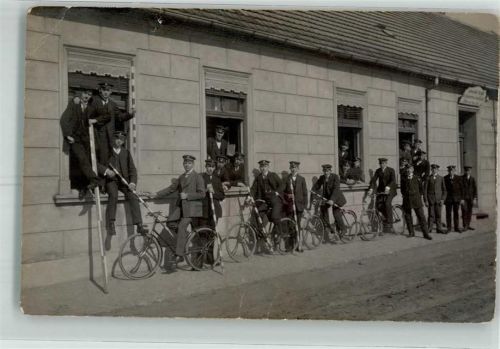 Vermessungdtruppe Messlatten Fahrrad Privatfoto AK