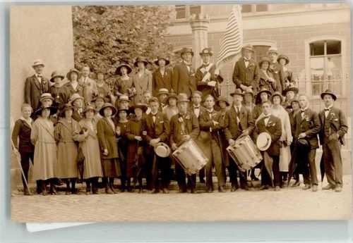 1920 - 1930 Gruppenfoto Kirchengemeinde? Trommel Fahnenträger