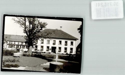 Buchenberg Rathaus und Heimatmuseum mit Gasthaus zur Linde Foto Original aus Archiv eines Ansichtskartenverlags Ort handschriftlich
