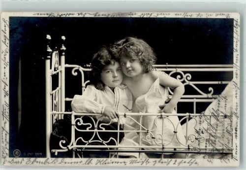 1904 S.247-3914 Zwei kleine Kinder Kopf an Kopf im Kinderbett