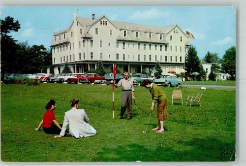 New Jersey Frau übt das Putten vor einem Hotel in den USA Oldtimer Ort lt. Stempel Frenchtown