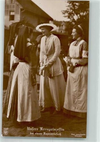Die deutsche Kronprinzessin zu Besuch in einem Lazarett zwischen Schwestern vom Rotes Kreuz NPG 5327 Fotograf Jenischewsky