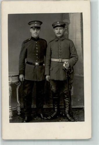 Zwei deutsche Soldaten einer davon Kavallerist mit Säbel und Sporen an den Reitstiefeln im Fotostudio