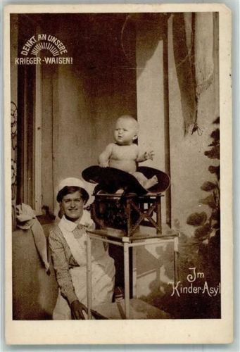 1917 Krankenschwester mit einem kleinen Kriegswaisenkind Deutscher Verein für Kinder-Asyle WK I