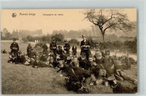 Eine Kompanie belgischer Soldaten in Uniform gönnt sich eine Ruhepause WK I