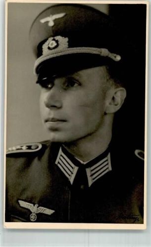 1938 Ein junger deutscher Feldwebel in Uniform