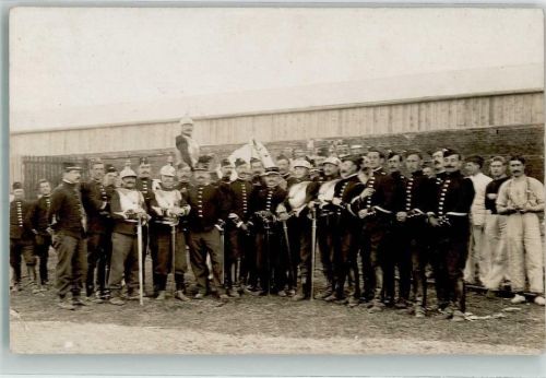 Gruppenbild von französischen Soldaten mit gepanzerten Dragonern