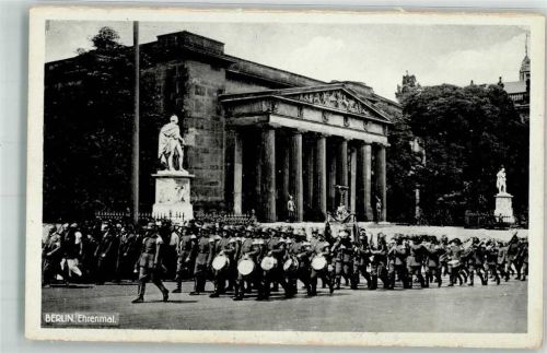 Berlin Mitte Aufziehen der Wache vor dem Ehrenmal Unter den Linden unter Begleitung eines Wehrmachtsmusikzuges