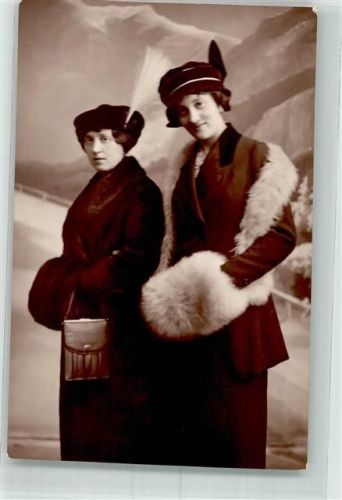 Wien 1915 Handwärmer Frauen Kunstlicht Atelier Ort lt. Fotograf