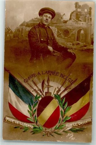 Belgischer Soldat vor einer zerschossenen Kirche Französisch-Belgische Waffenbrüderschaft