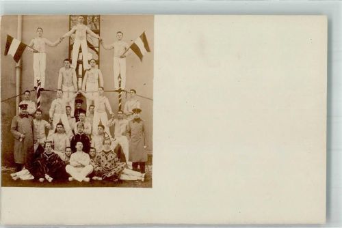 1904 Artisten in Matrosenuniformen bauen eine menschliche Pyramide