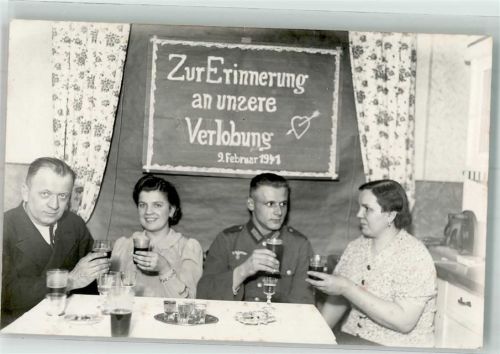 1941 Landser in Uniform mit seiner Liebsten auf der Verlobungsfeier