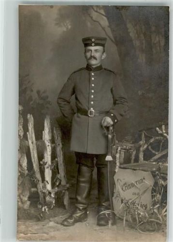 Leipzig 1916 Deutscher Kavallerist in Uniform mit Säbel und Sporen an den Reitstiefeln im Fotostudio