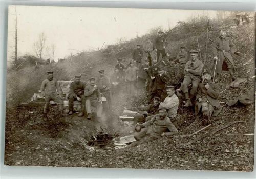 Deutsche Landser an einem wärmenden Lagerfeuer WK I