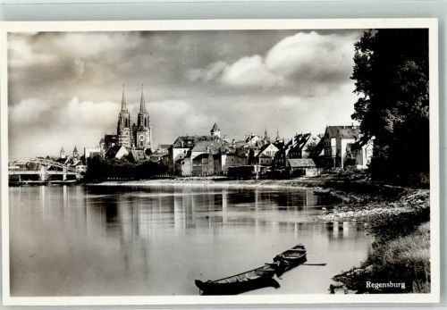 Regensburg Ruderboot vor der Donaubrücke mit dem Dom St. Peter