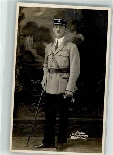 Offizier in Uniform im Fotostudio WK I