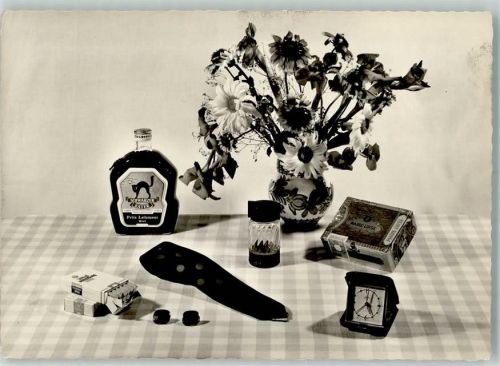 Ein Stilleben zum Herrengeburtstag mit Marie Luise-Zigarren Schnaps Schwarzer Kater Krawatte und Zigaretten