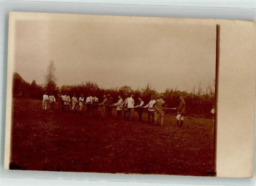 Landser beim Tauziehen im Felde WK I