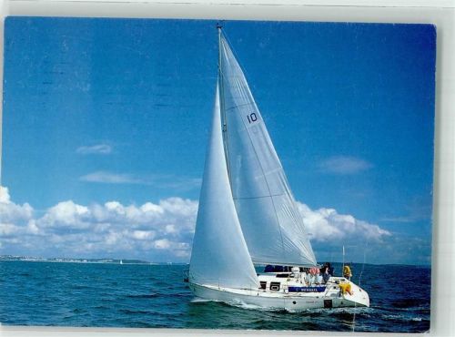 Boot der Marke Sunsail unter vollen Segeln Fotograf Steve Martin