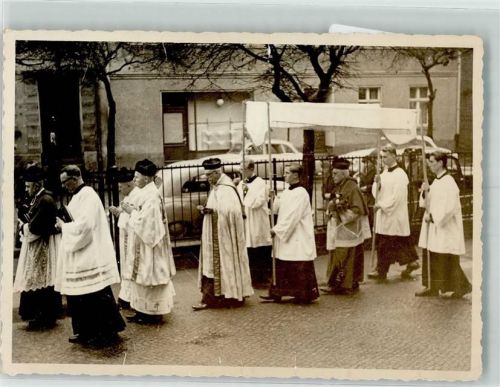 Prozession mit Geistlichen und Meßdienern Foto KEINE AK