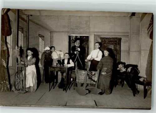 Szene aus einem Theaterstück mit Spinnrad