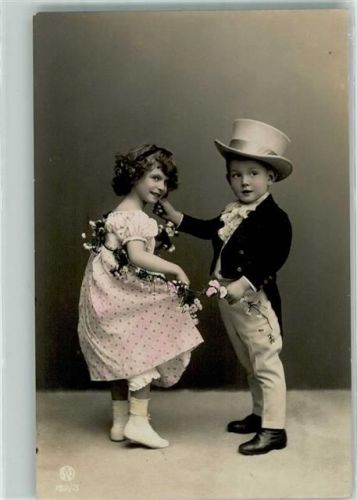 1907 Zwei elegant gekleidete Kinder mit Blütenzweig