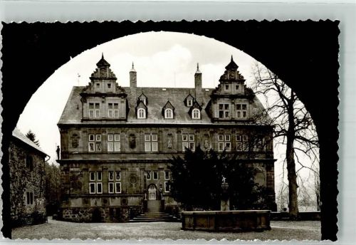 Friedewald Schloss Friedewald mit Brunnen im Burghof Ev. Sozialakademie