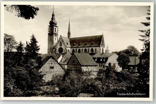 Tauberbischofsheim Die Kirche St. Martin über den Dächern der Altstadt