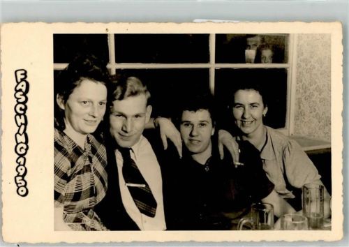 1950 Drei junge Frauen und ein Mann in feuchtfröhlicher Runde zum Fasching