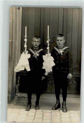 Kinder im Matrosenanzug und eine Kerze in der Hand
