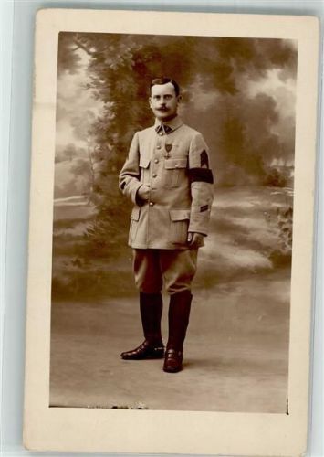 Soldat in Uniform mit Orden im Fotostudio Zensurstempel