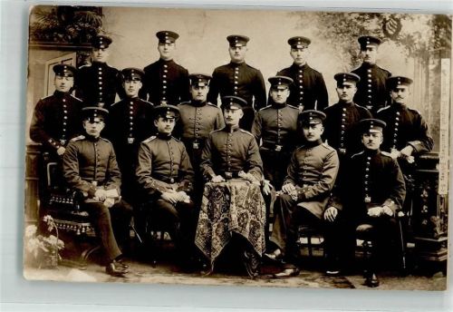 86150 W8900 Augsburg , Bay 1909 - Gruppenaufnahme deutscher Landser in Uniform im Fotostudio Ort lt. Stempel