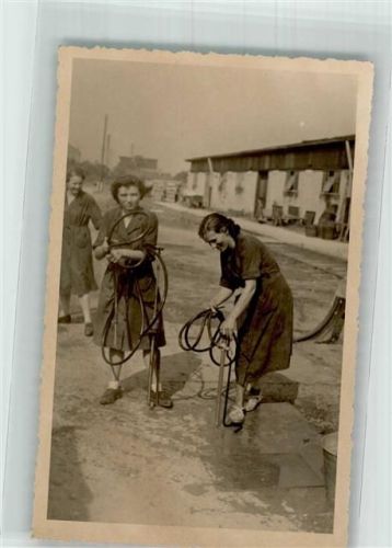 1940 - 1950 Frauen pumpen Wasser in die Schläuche zur Kontrolle Beruf
