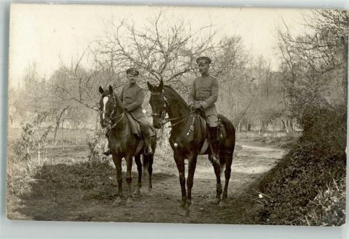 Zwei deutsche Offiziere in Uniform zu Pferde