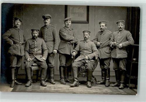 Dillingen Eine Gruppe Landser in Uniform im Fotostudio Ort lt. Fotograf Hantsche WK I