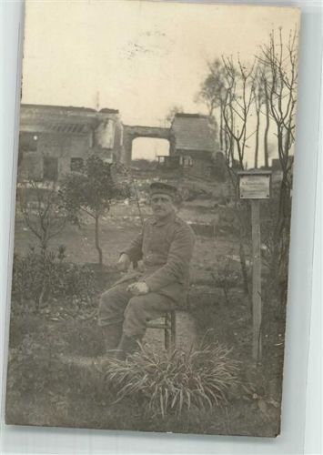 Landser in Uniform vor Ruinen