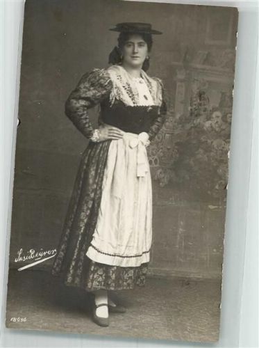 1918 Frau im Dindl Hut Schultertuch Foto : Atelier Weihmayr München