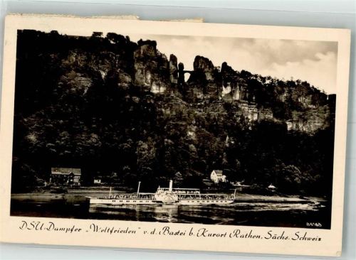 Bastei Raddampfer Weltfrieden unterhalb des Felsens