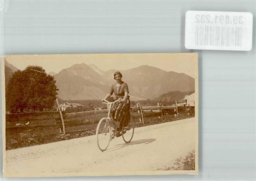 Junge Frau bei einem Radausflug im Gebirge