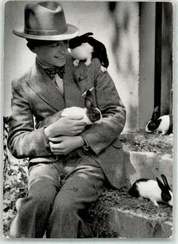 1947 Mann mit kleinen Kaninchen